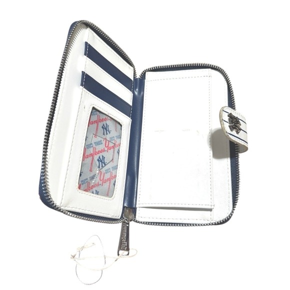 Loungefly NWT New York Yankees MLB Womens Zip Around Wallet 7 x 4 inches - Picture 4 of 6